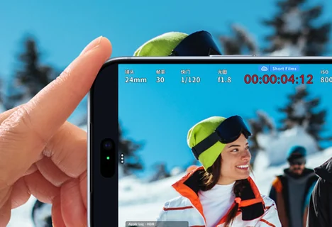 Blackmagic Camera 录制界面:录制按钮、功能键与音频表